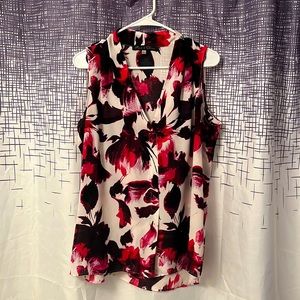 Sleeveless top with floral pattern. White, black and shades of pink.